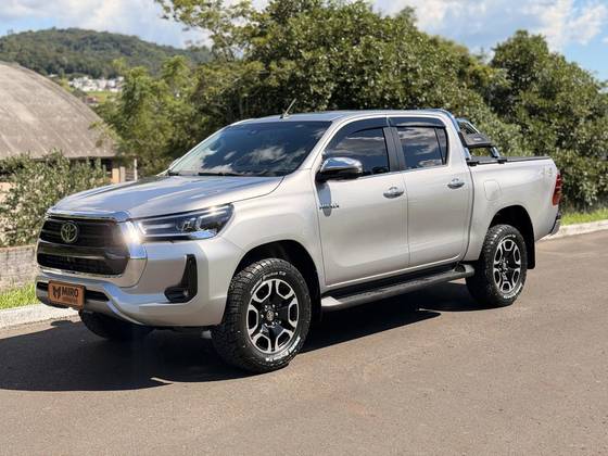 TOYOTA HILUX 2.8 D-4D TURBO DIESEL CD SRX 4X4 AUTOMÁTICO